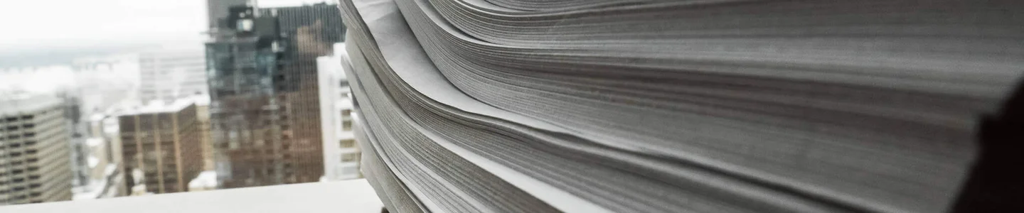 Le biotop de Gildan au Honduras avec un arbre près de l'eau.