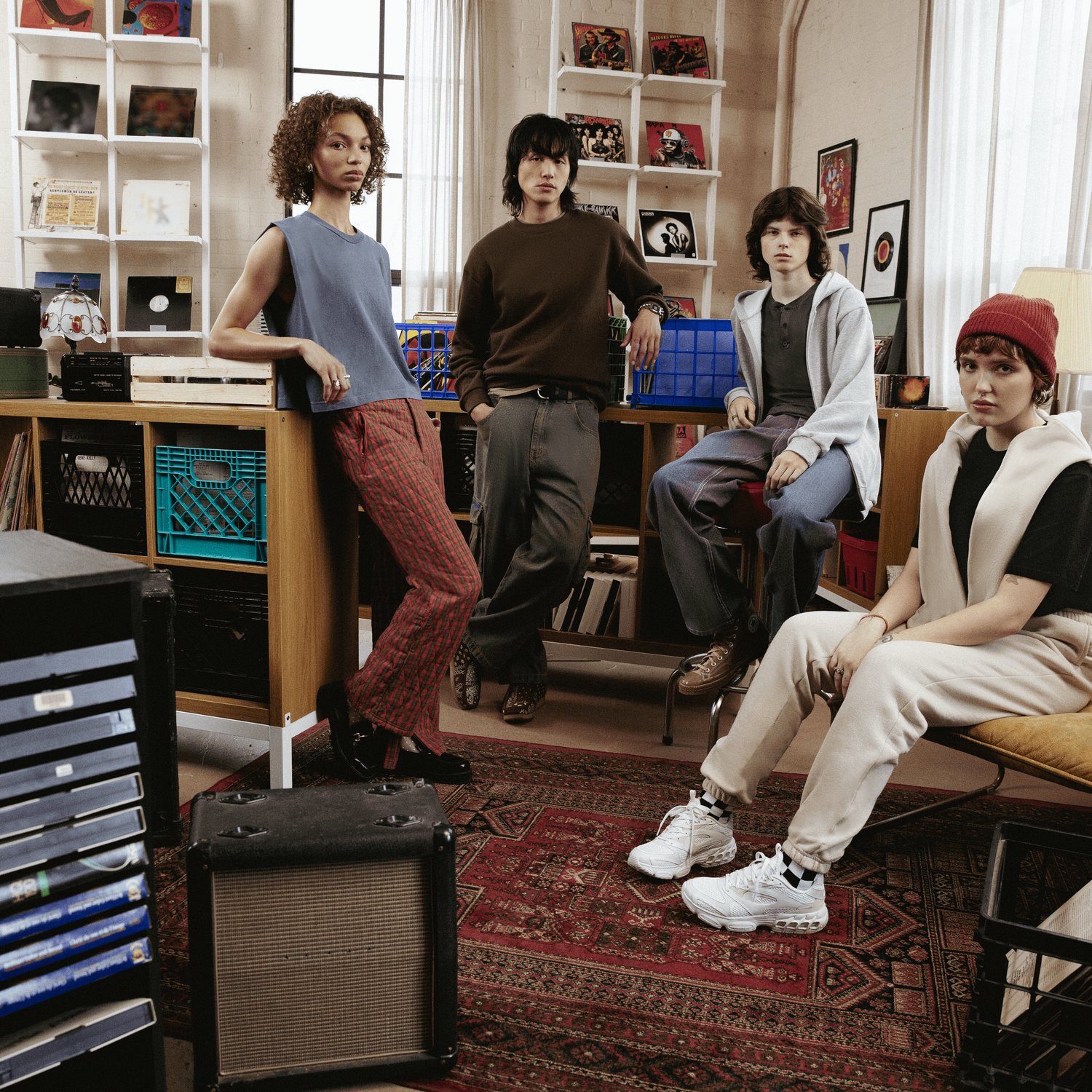 4 amis sont dans un appartement et portent des vêtements American Apparel.