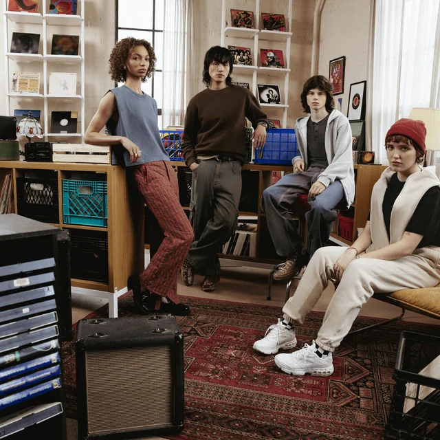 4 amis sont dans un appartement et portent des vêtements American Apparel.