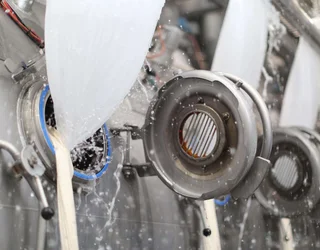 Tissu blanc sortant des machines à jett de Gildan.