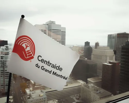 Les employés sourient et lèvent les mains en l'air à la réception.