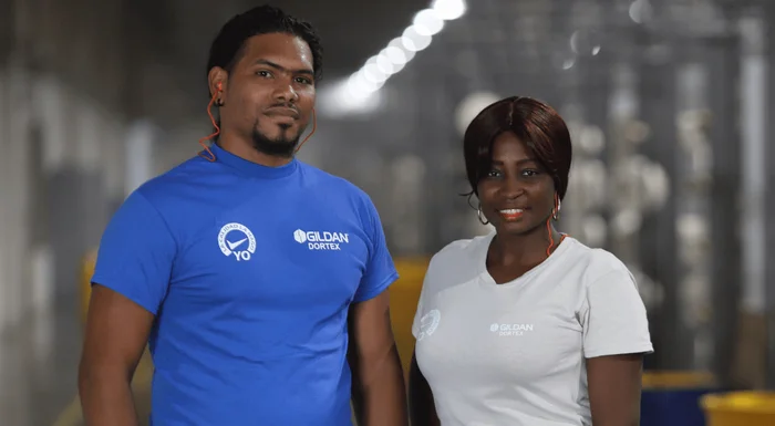 Une femme et un homme en République dominicaine sourient à l'appareil photo.