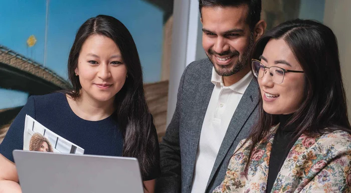 Tres empleados de nuestra sede de fabricación en Honduras están colaborando.