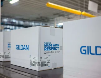 Une ligne d'assemblage de boîtes Gildan dans le centre de distribution de Charleston.