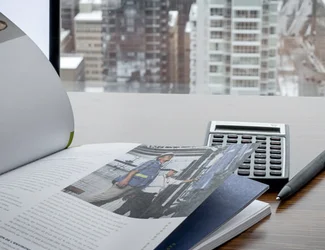 Image en gros plan d'un rapport, avec une calculatrice en arrière-plan.