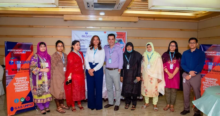 Les employés et Karina Valenzuela, directrice des ressources humaines au Bangladesh, sourient.