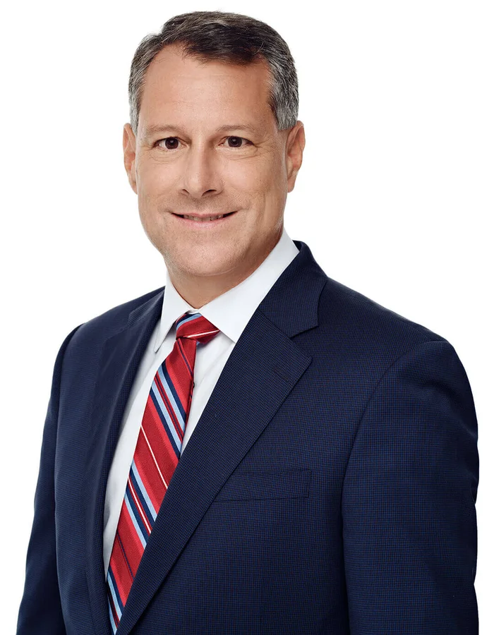 Chuck J. Ward, Premier vice-président, Chef de la direction commerciale